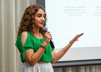 Female tutor presenting to students NZSE